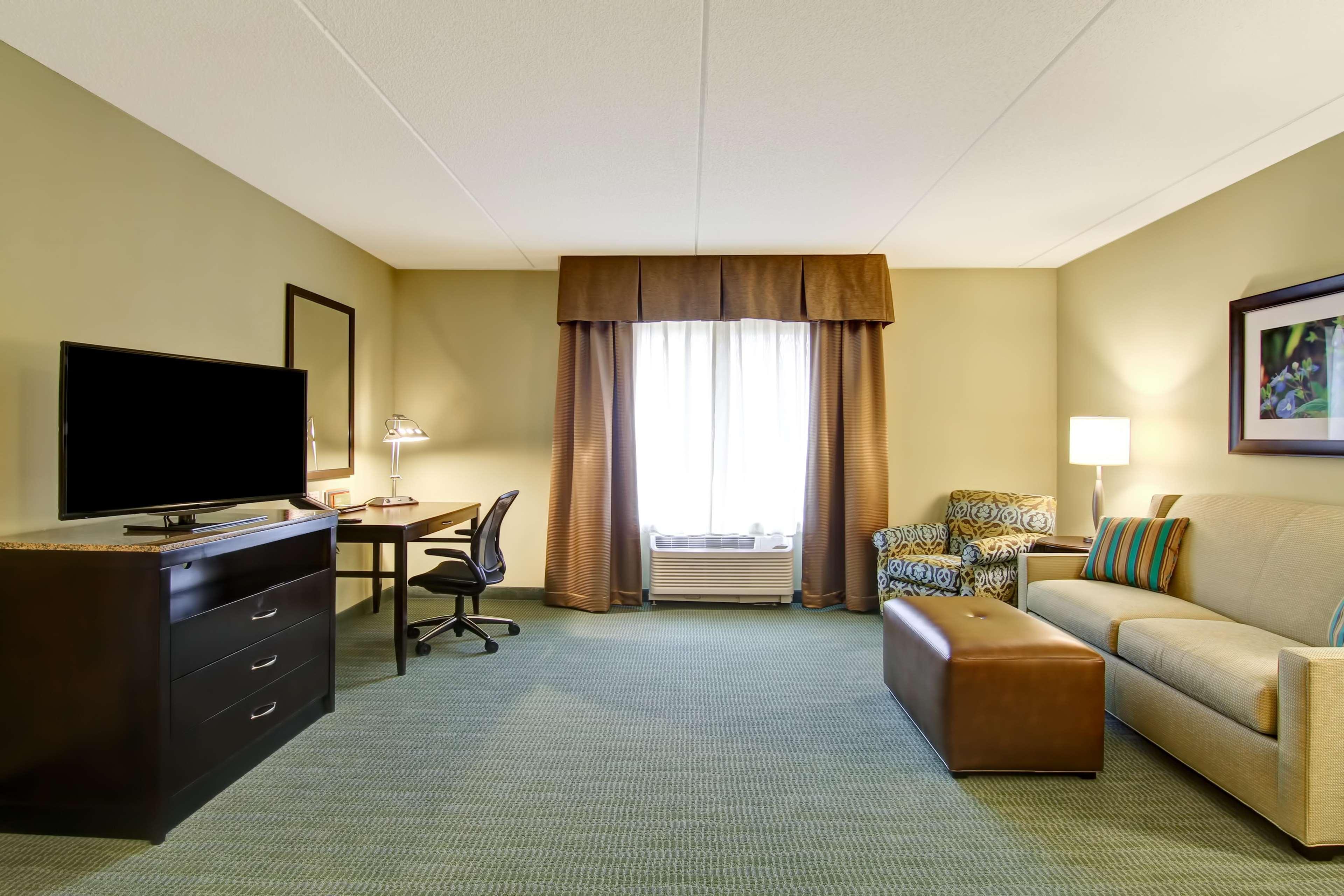 Hilton Garden Inn Вудбридж Экстерьер фото