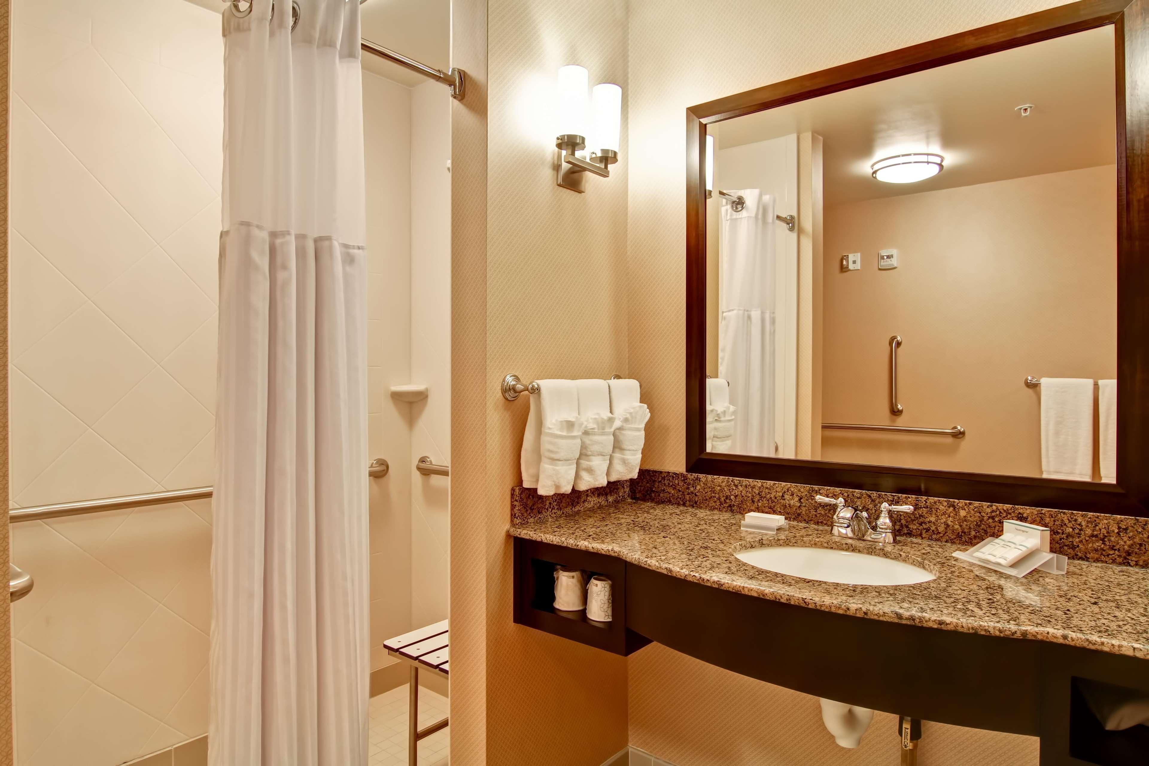 Hilton Garden Inn Вудбридж Экстерьер фото