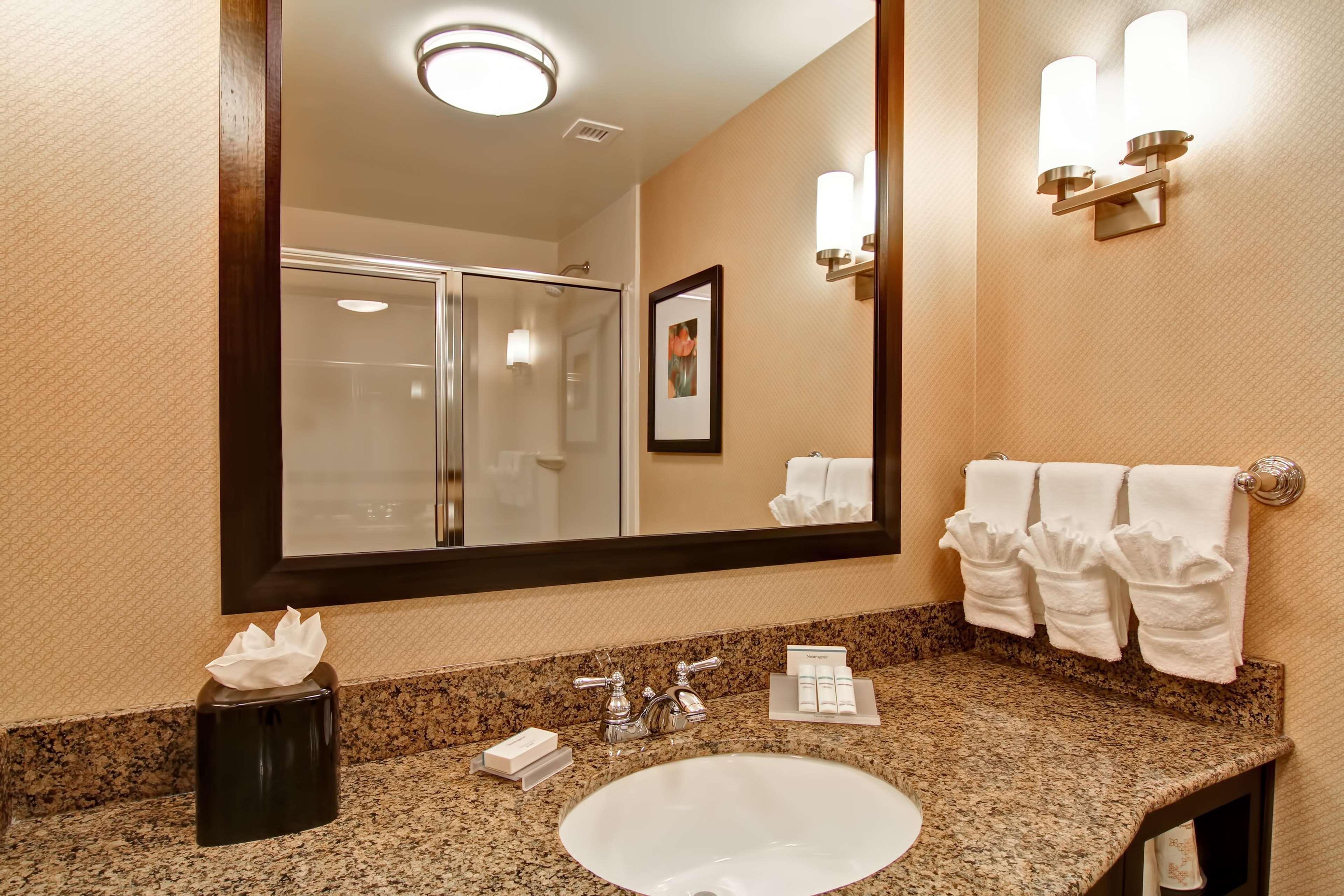 Hilton Garden Inn Вудбридж Экстерьер фото