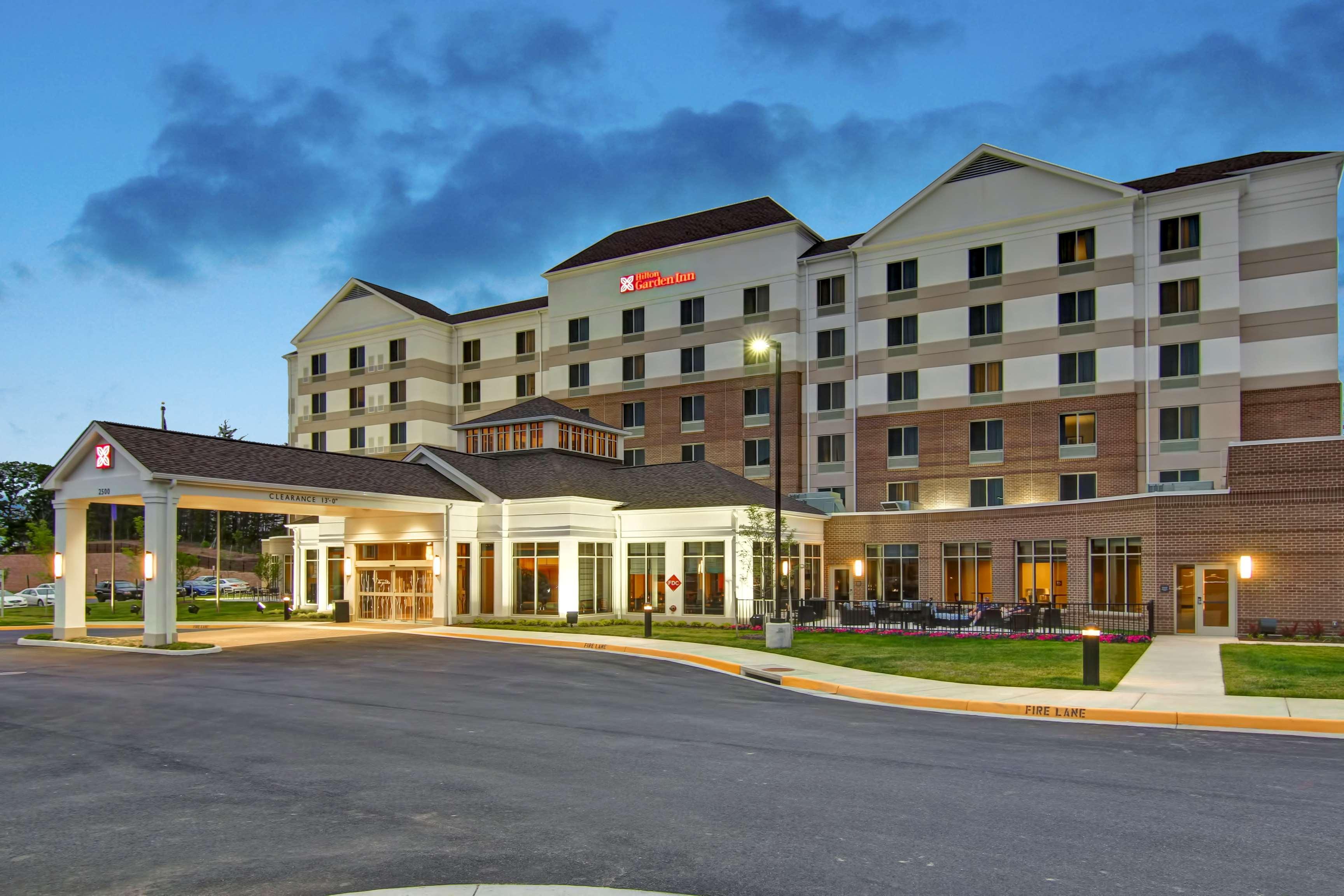 Hilton Garden Inn Вудбридж Экстерьер фото