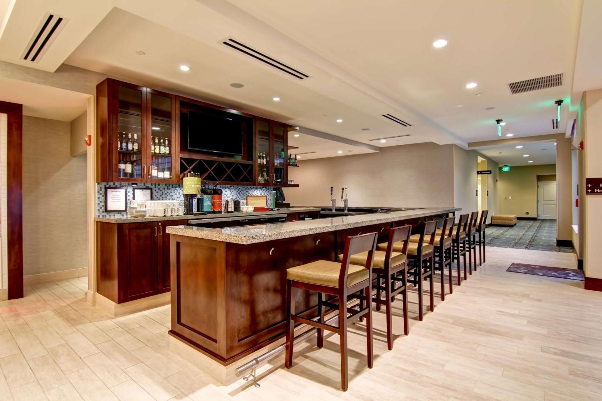 Hilton Garden Inn Вудбридж Экстерьер фото