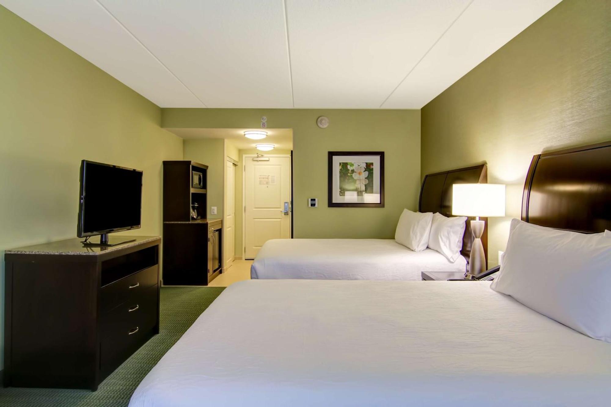 Hilton Garden Inn Вудбридж Экстерьер фото