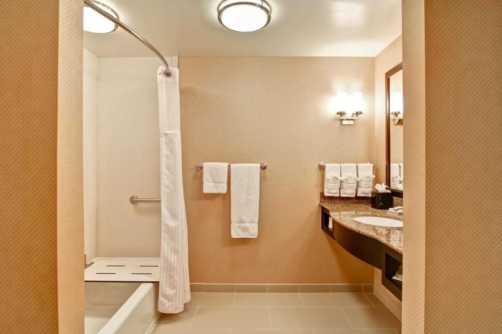 Hilton Garden Inn Вудбридж Экстерьер фото