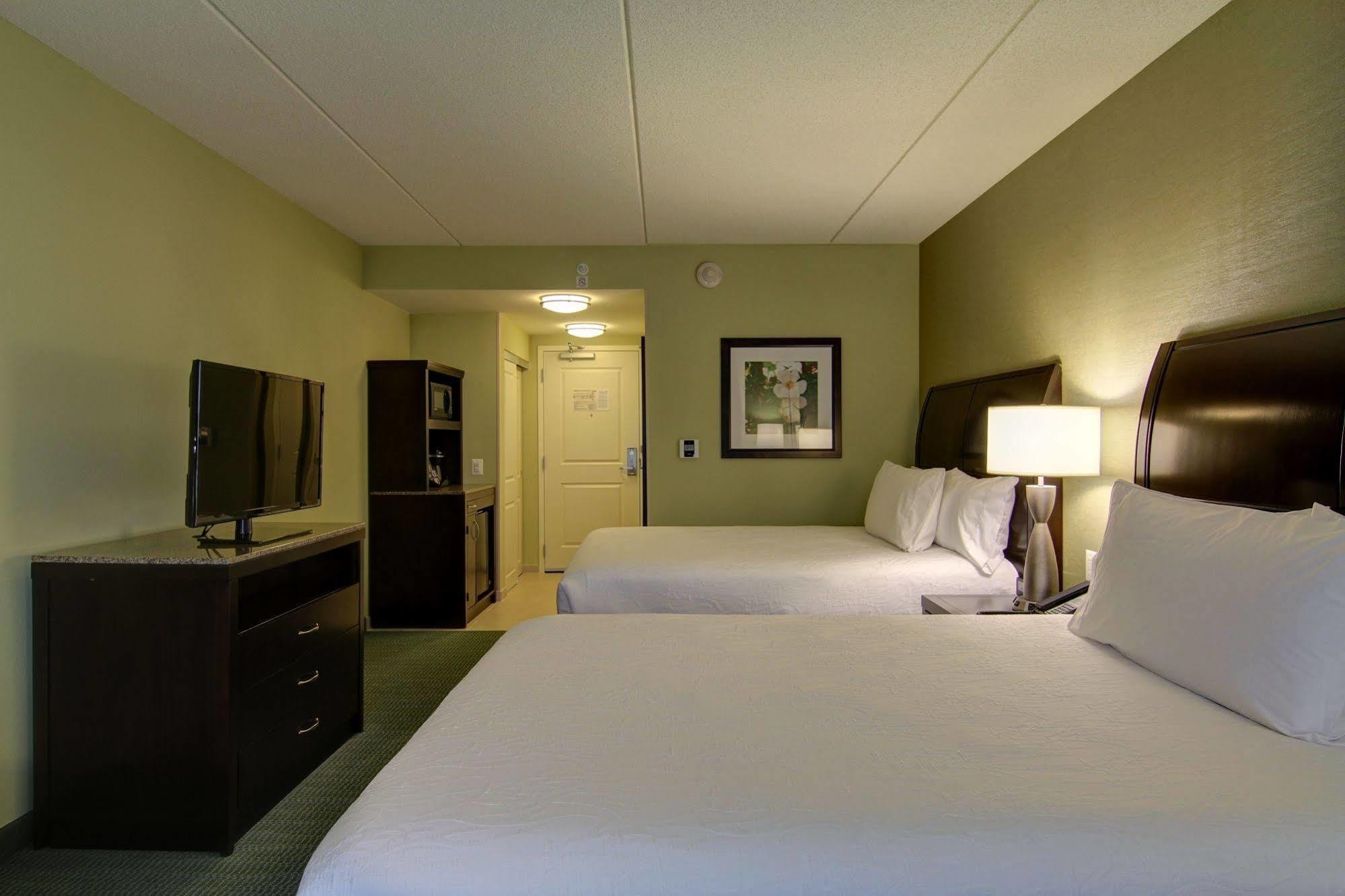 Hilton Garden Inn Вудбридж Экстерьер фото