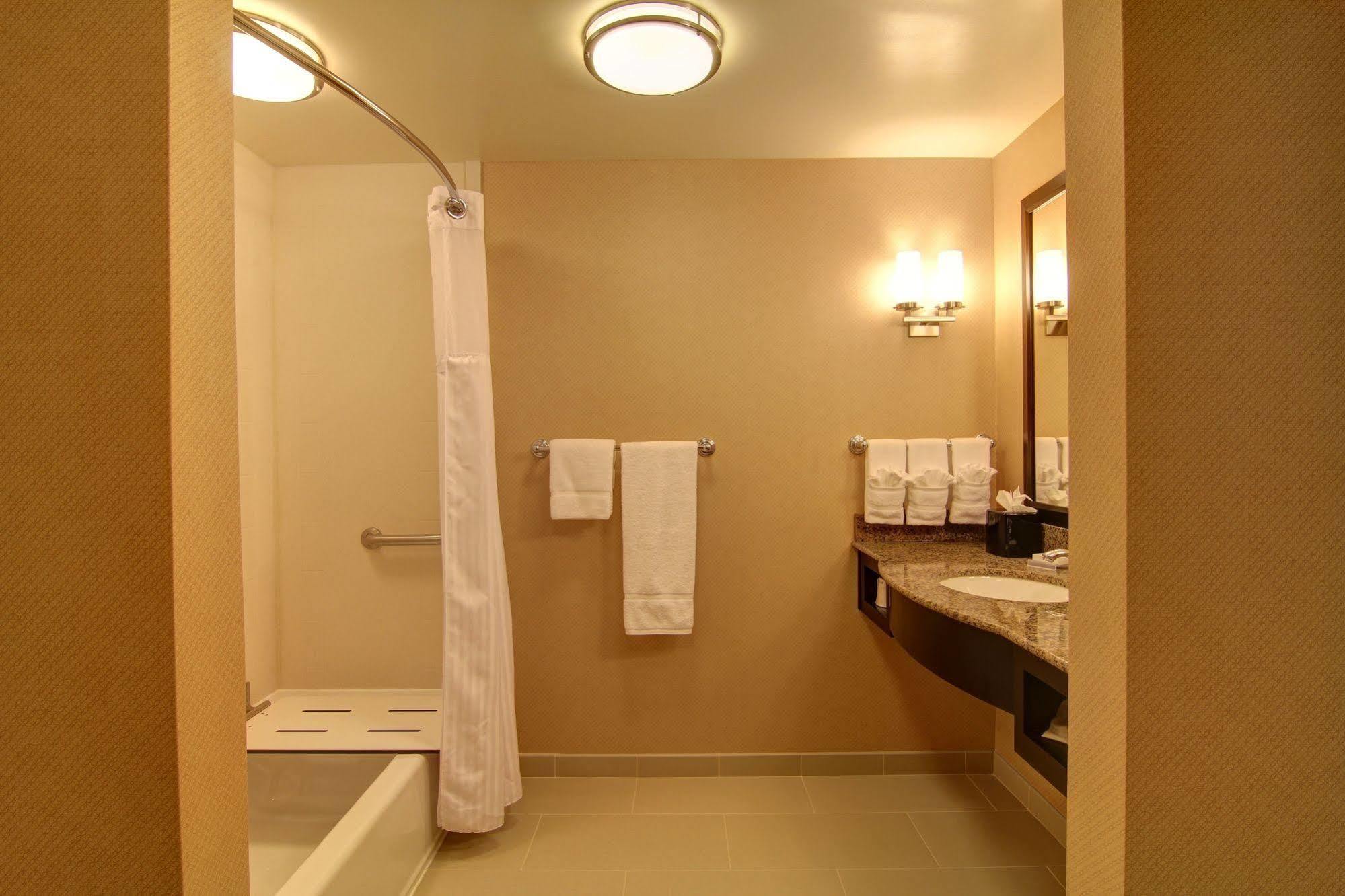 Hilton Garden Inn Вудбридж Экстерьер фото