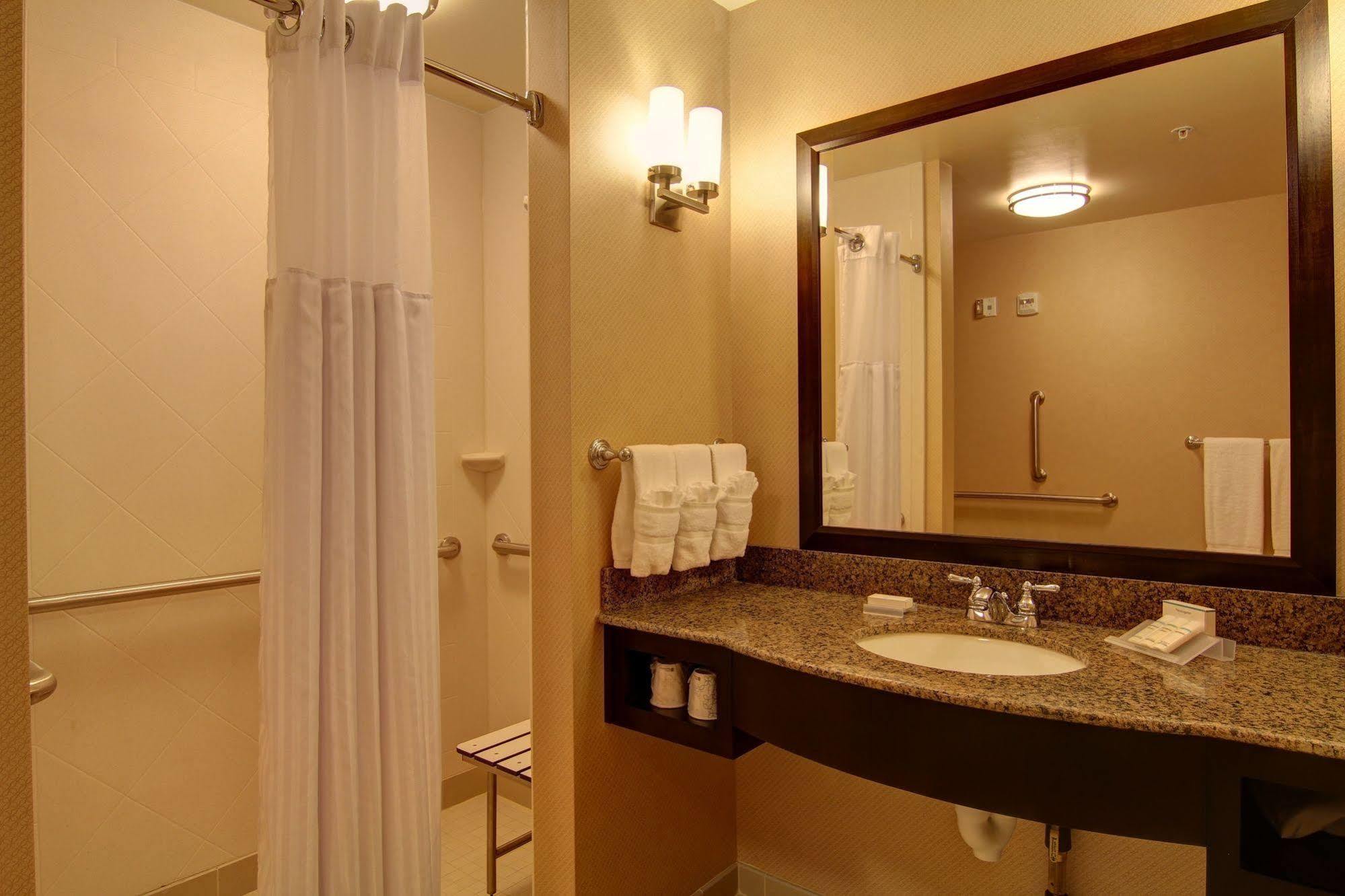 Hilton Garden Inn Вудбридж Экстерьер фото